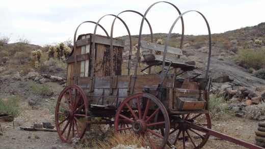Alter Planwagen am Ortsausgang von Oatman