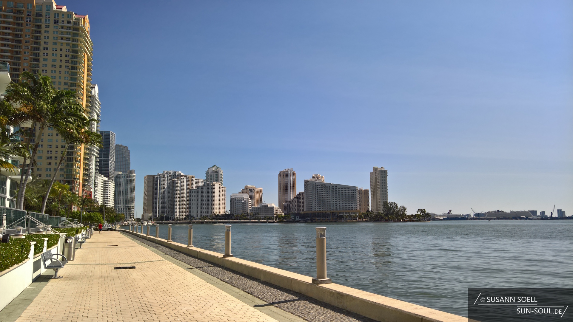 Gepflasterte Uferpromenade, die am Biscayne Bay entlangführt und einen atemberaubenden Blick auf die Skyline von Miami ermöglicht