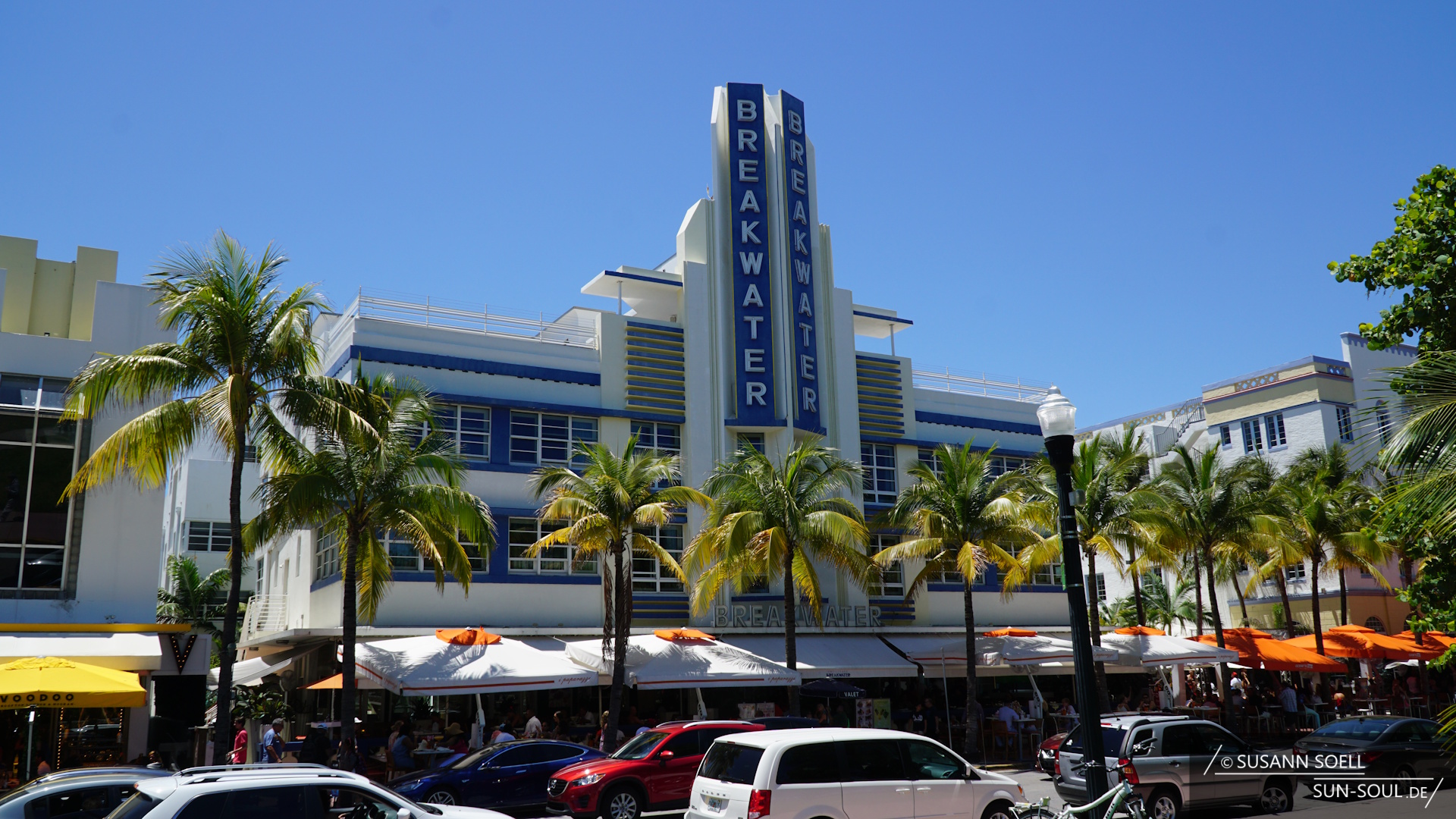 Über die Straße hinweg streckt sich das Breakwater Hotel in den Höhe