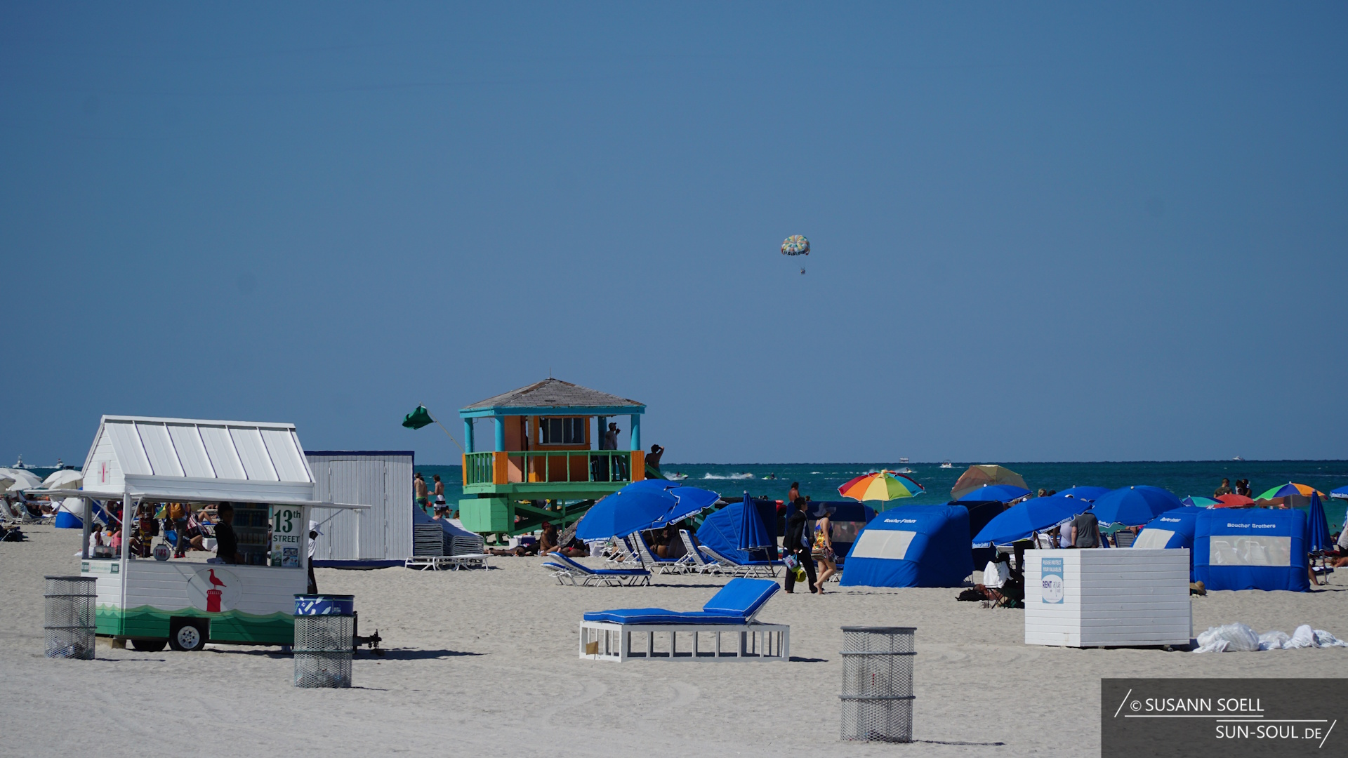 Mitten auf dem Strandabschnitt der 13th Street steht neben Liegen, Sonnenschirmen und einem Imbisstand unübersehbar ein bunter Lifeguard Tower.