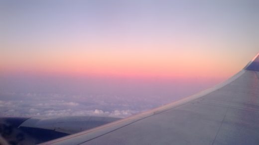 Mit dem Flugzeug über den Wolken