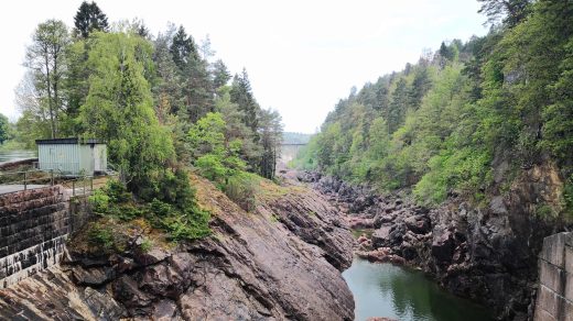 Nahezu ausgetrocknete Schlucht hinter den Schleusen in Trollhättan