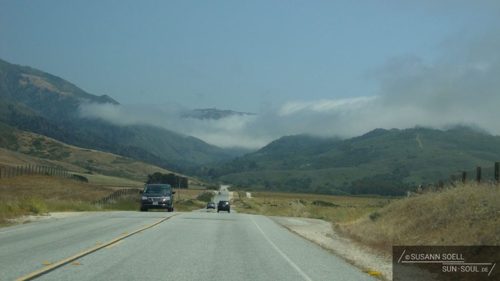 Autofahrt Richtung Morro Bay; In den Spitzen der Bergen hängt dichter Nebel