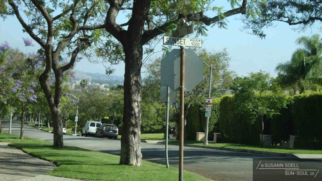 Straßenkreuzung in Beverly Hils am Sunset Boulevard