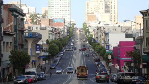 Cable Car fährt zwischen den Häusern die Straße hoch