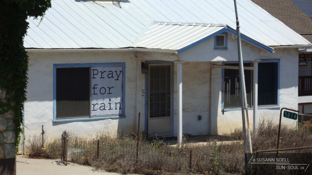 Bewohner dieses Hauses in Mariposa beten für Regen