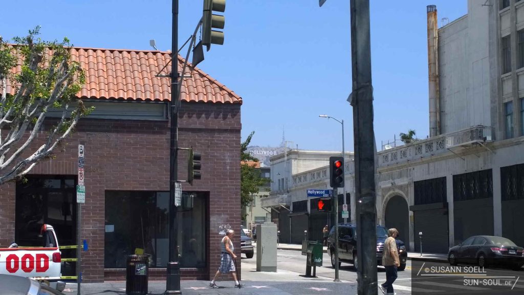 Hollywood Boulevard mit dem "Hollywood Sign"
