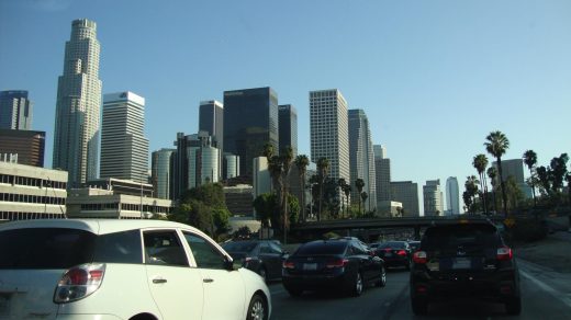 Auf dem Freeway Richtung Los Angeles mit Blick auf die Hochhäuser