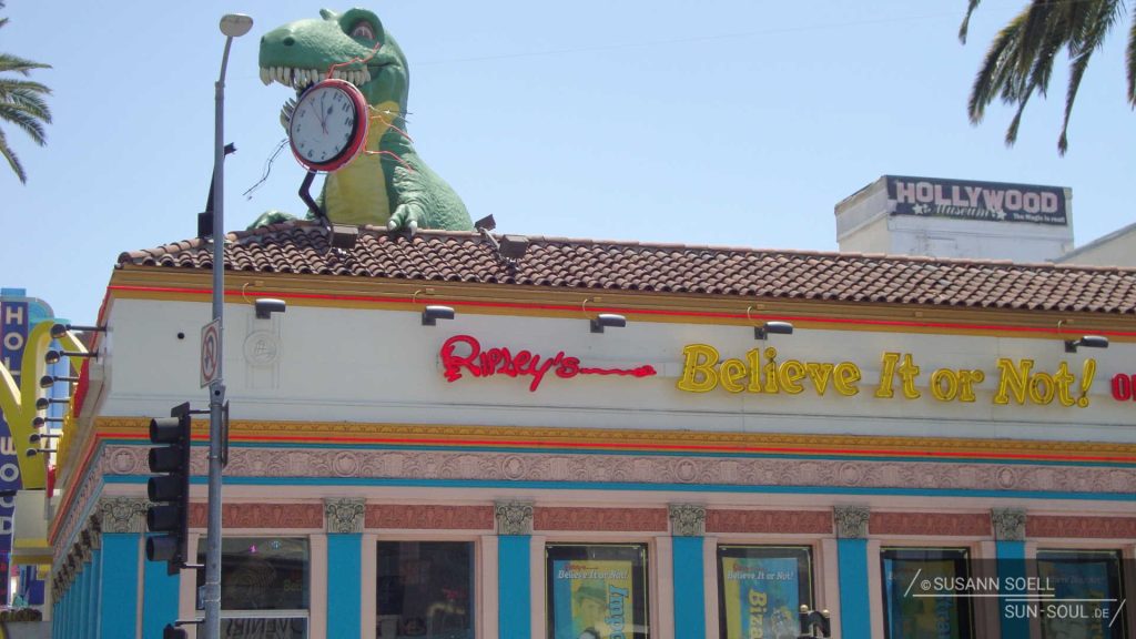 Blick auf das Museum "Ripley's Believe It or Not!" mit einem auf dem Dach herausschauenden Dinosaurier