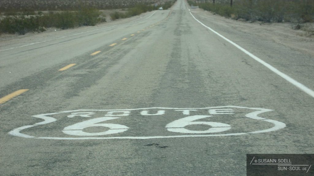 Auf der Straße nach Bullhead City aufgemaltes "Route 66"-Zeichen
