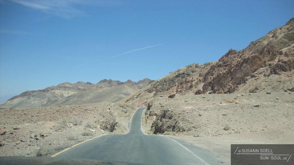 Der schmale Artist Drive im Death Valley ist eine 15 km lange Panoramastrecke.