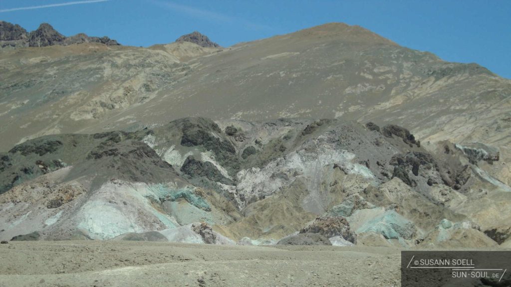 Von der schmalen Einbahnstraße des Artist Drive, die nur von Fahrzeugen mit einer maximalen Länge von rund 7,6 Metern passiert werden darf, hat man eine fantastische Sicht auf die wunderschön anzusehenden Felsenformationen, deren einzelne Farbschichten durch Ablagerungen von Mineralien und vulkanischer Asche entstanden.