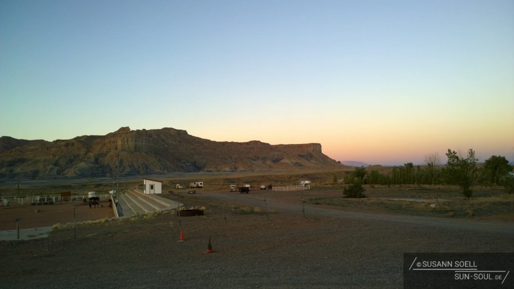 Der Sonnenuntergang hüllt die Felsen in ein zartes Rosa.