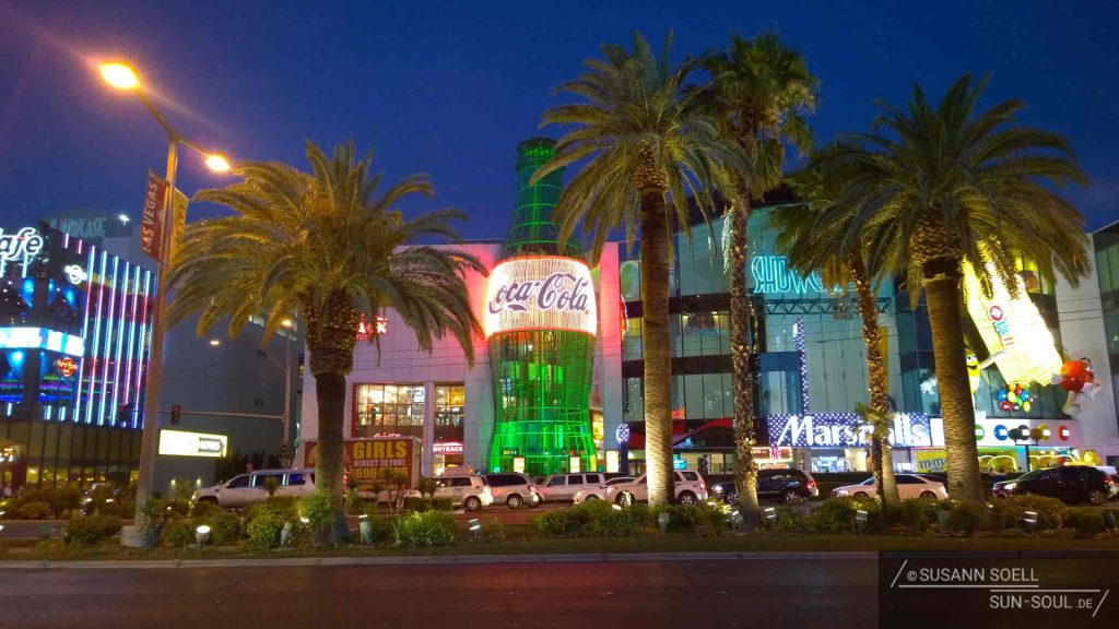 Hinter der 33 m hohen Coca Cola-Flasche verbirgt sich ein großes Einkaufs- und Freizeitzentrum, das unter anderem die World of Coca Cola, das Hard Rock Café Las Vegas, die M&M's World sowie ein zweistöckiges Adidas-Geschäft beherbergt.