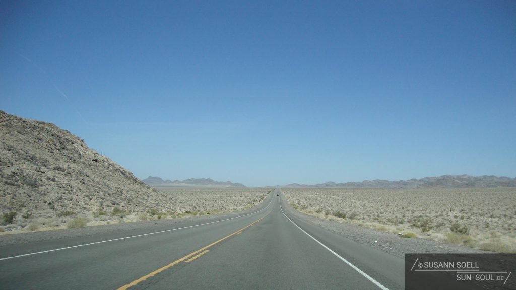 Schnurstracks geradeaus verlaufende Straße durch das Death Valley