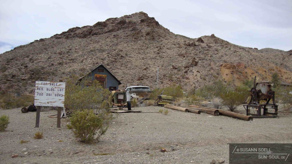 In Mitten der kargen Wüstengegend finden sich Ghost Towns wie Nelson, die sich zur Zeit des Goldrauschs bildeten und anschließend in Vergessenheit gerieten.