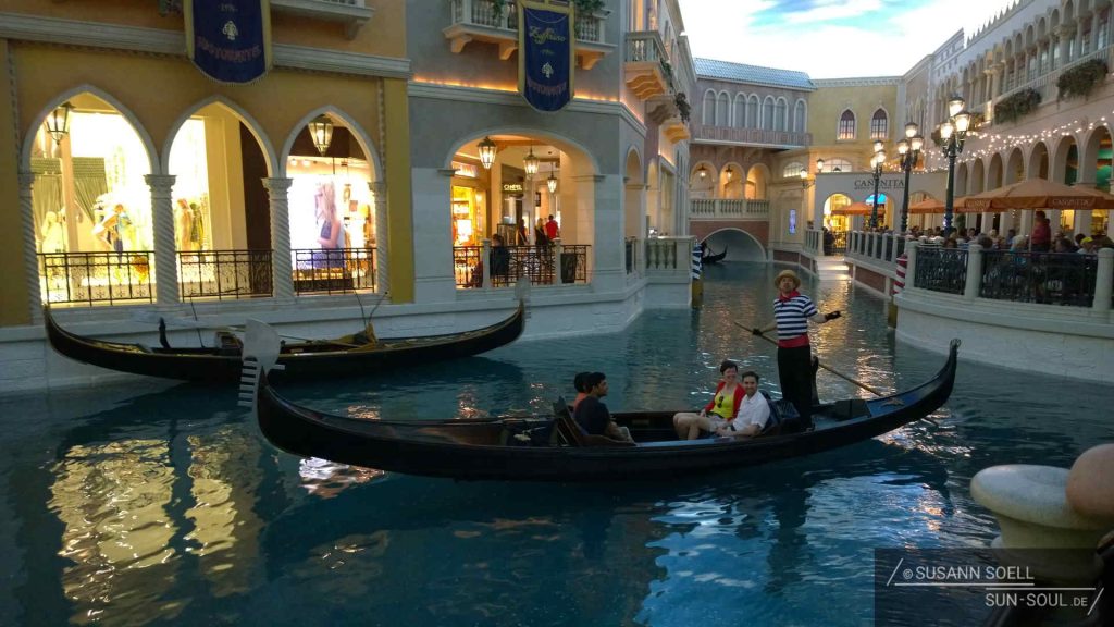 Auf dem sich durch das Venetian hindurchziehende Canal Grande fahren Gondeln. Die Gondeliere bringen die Besucher unter einem künstlichen Himmel mit Abenddämmerung an ihren Wunschort.