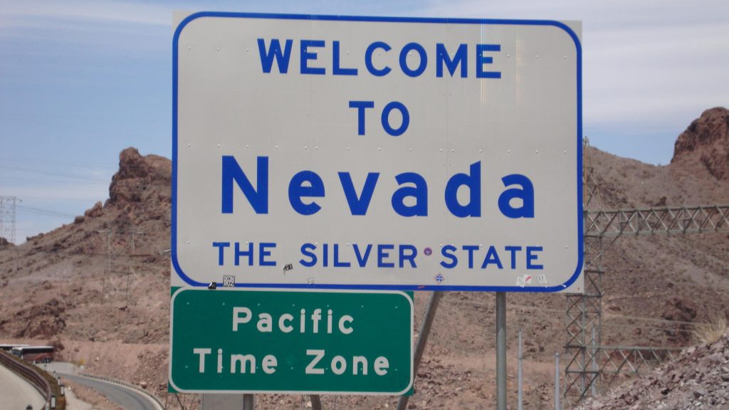 Schild "Welcome to Nevada - The Silver State" weist den Autofahrer darauf hin, dass er sich ab hier im Bundesstaat Nevada befindet.