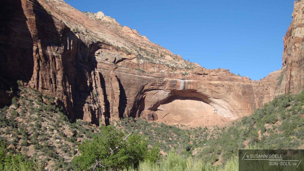 In den Felsen des Zion National Parks sind durch Witterung und Erosion natürliche Brücken entstanden.
