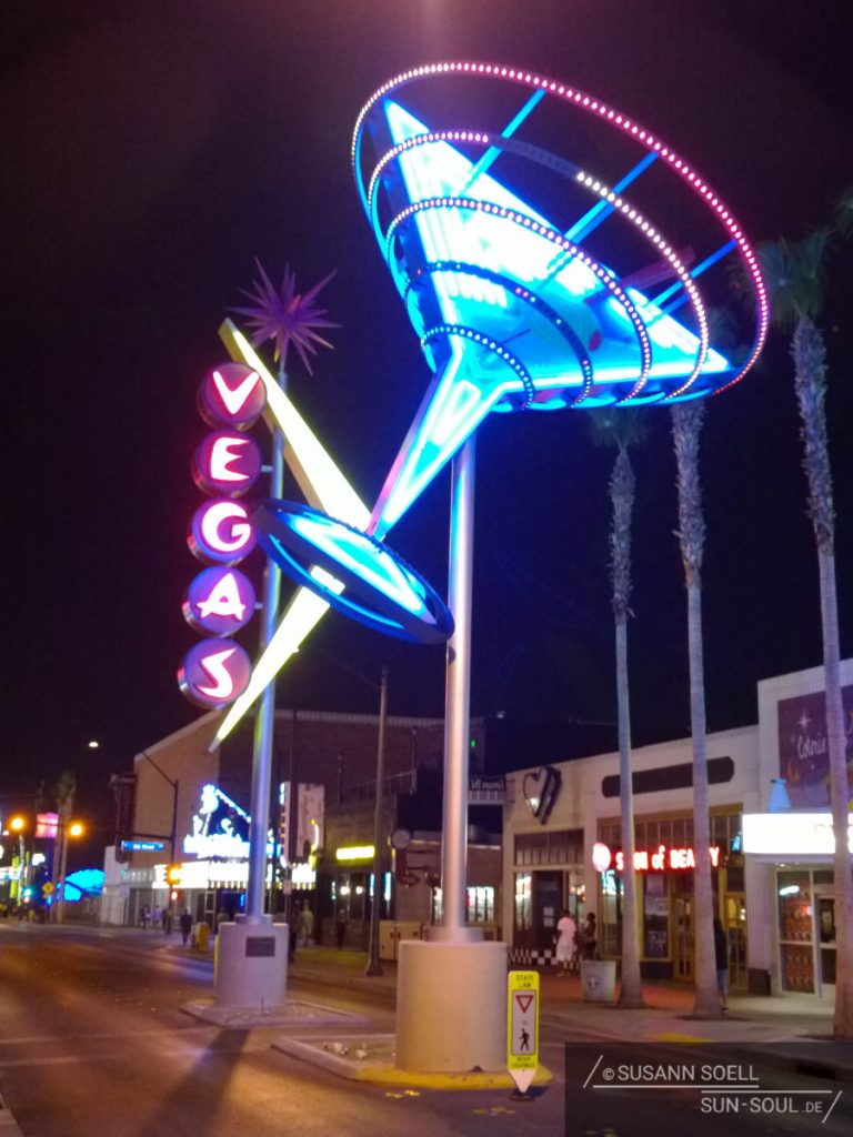 Beleuchtetes Cocktailglas und dem Wort "Vegas" auf dem Weg zum Fremont Street Experience in Downtown.