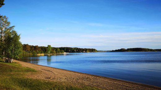 Vom Ufer des Campingplatzes "Nordic Camping Bredsand" bei Enköping schaut man auf den blauen See.
